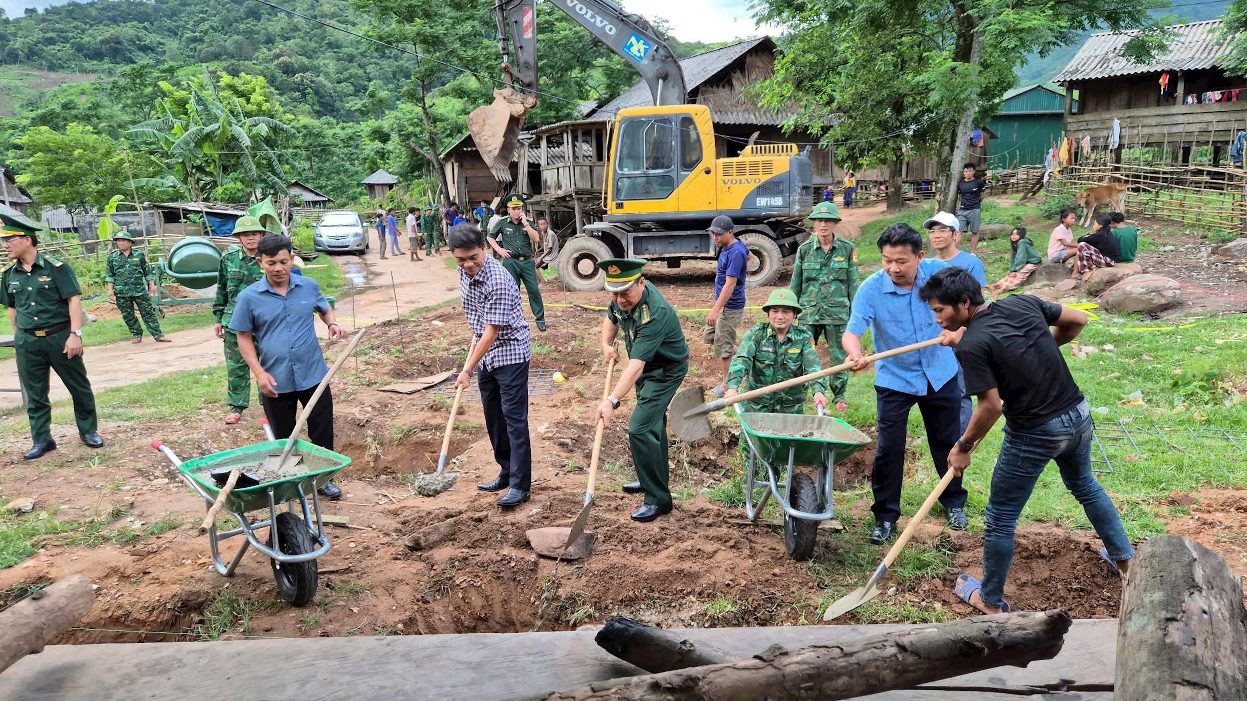 Khởi công đồng loạt 156 căn nhà để xóa nhà tạm, nhà dột nát ở biên giới 3 z6667283061852_6f3a6727cbcb7e5e89503381fba9059d.jpg