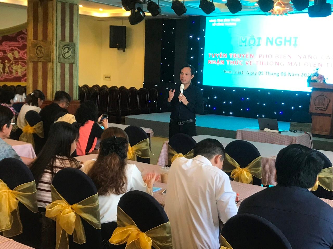 Tuyên truyền, phổ biến, nâng cao nhận thức về thương mại điện tử 2 z6673456499609_54f479bacd4c1f0e5020e1b14c4f8ff6.jpg