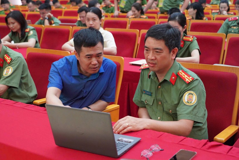 Đại tá Nguyễn Ngọc Quyền - Phó Giám đốc CATP Hà Nội (áo xanh) - trao đổi với lãnh đạo Phòng Quản lý xuất nhập cảnh. z6683738163538_6fc8e5a7ed8d8d0782b28f825daa7e70.jpg