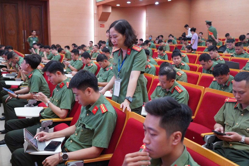 Cán bộ, chiến sỹ Công an Hà Nội tham gia kỳ kiểm tra kỹ năng số, ứng dụng AI. Ảnh: Công an TP Hà Nội. z6683738184765_4bfbd66a23f114be0a95bf7ecac1313f.jpg