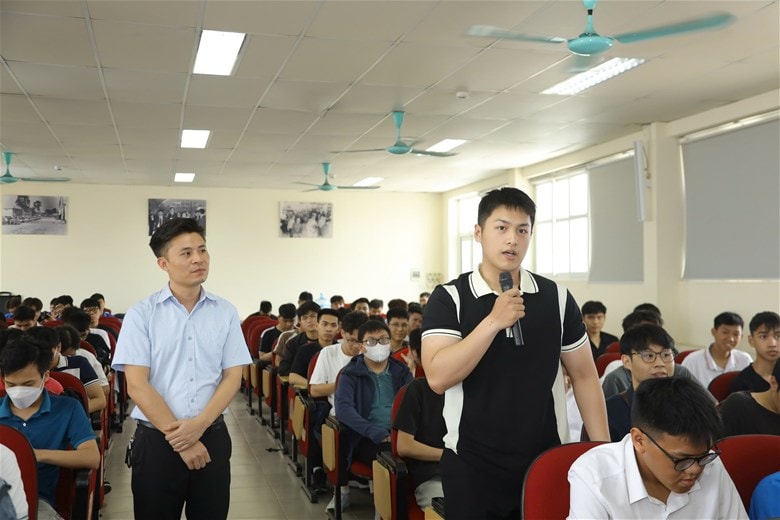 Ứng dụng AI trong học tập” cho sinh viên 3 z6696787151782_939fb22895f45c893089c352ec58b3e1.jpg