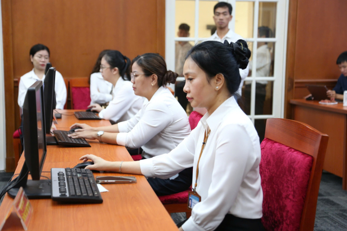 Chuyển đổi số hoạt động chính quyền sau tinh gọn 1 Các bộ UBND phường Sài Gòn thử thao tác vận hành xử lý hồ sơ trong ngày đầu vận hành chính quyền hai cấp. Ảnh: Đình Văn