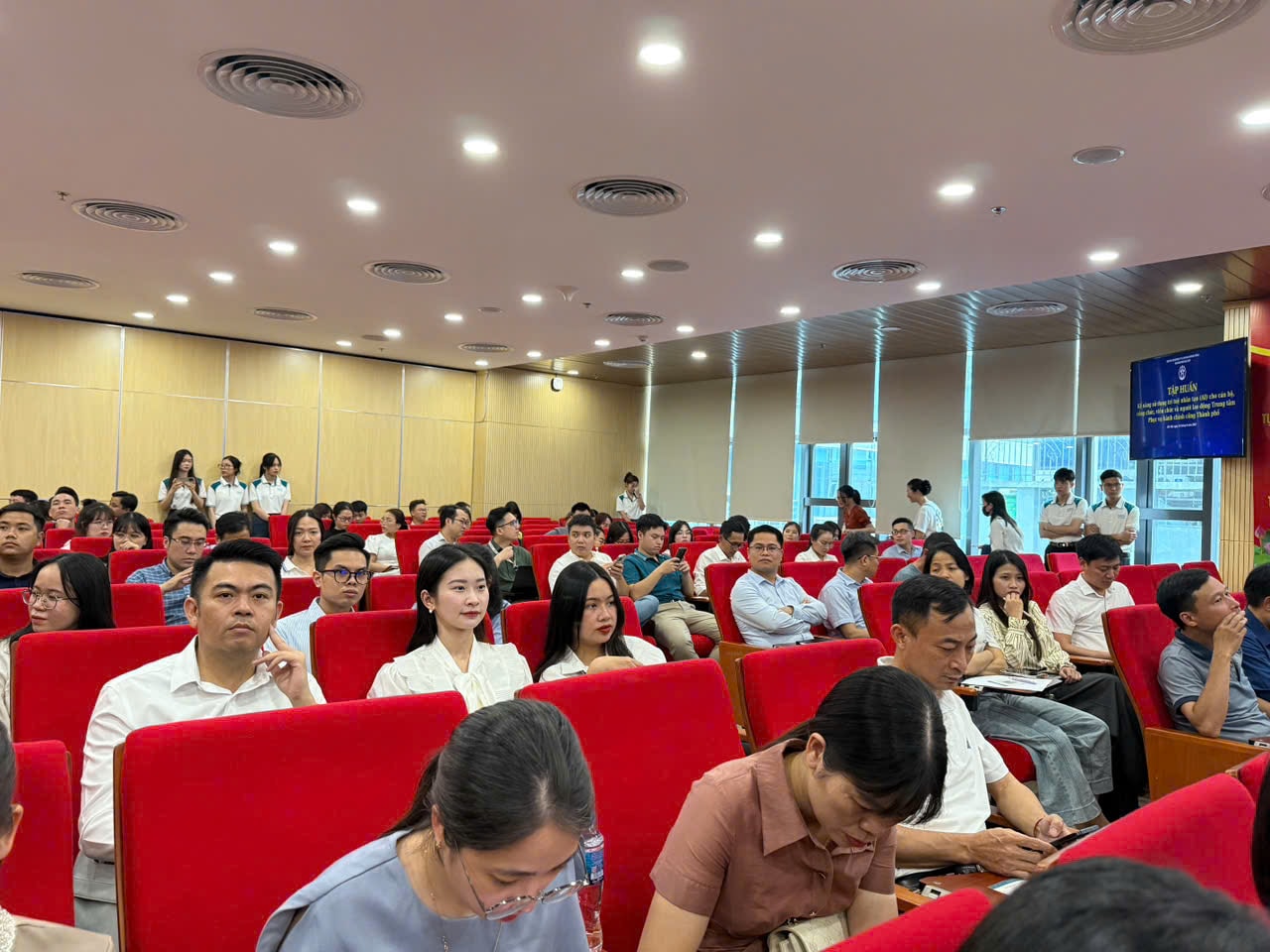 Gần 200 cán bộ Trung tâm Phục vụ hành chính công được tập huấn về AI 2 z6705204999038_582a3d705cc06db8a11c863cb24d37ee.jpg