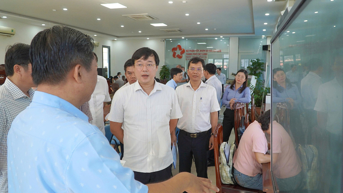 Đồng Tháp ứng dụng AI hỗ trợ, tư vấn thủ tục hành chính 2 Ông Lê Quốc Phong, Bí thư Tỉnh ủy Đồng Tháp, kiểm tra tiến độ vận hành thử nghiệm chính quyền cấp xã. Ảnh: Trần Thanh