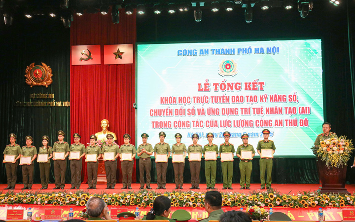 Hơn 7.500 cán bộ, chiến sĩ Công an Hà Nội hoàn thành khóa học ứng dụng AI 2 Các cán bộ, chiến sĩ hoàn thành khóa học, được công nhận đạt chuẩn về kỹ năng số, chuyển đổi số và ứng dụng trí tuệ nhân tạo (AI) trong công tác.