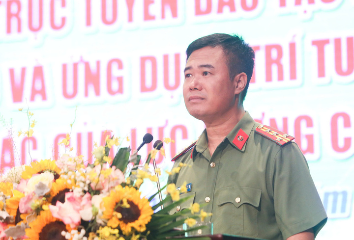 Hơn 7.500 cán bộ, chiến sĩ Công an Hà Nội hoàn thành khóa học ứng dụng AI 1 Đại tá Nguyễn Ngọc Quyền, Phó Giám đốc Công an TP Hà Nội phát biểu tại hội nghị.