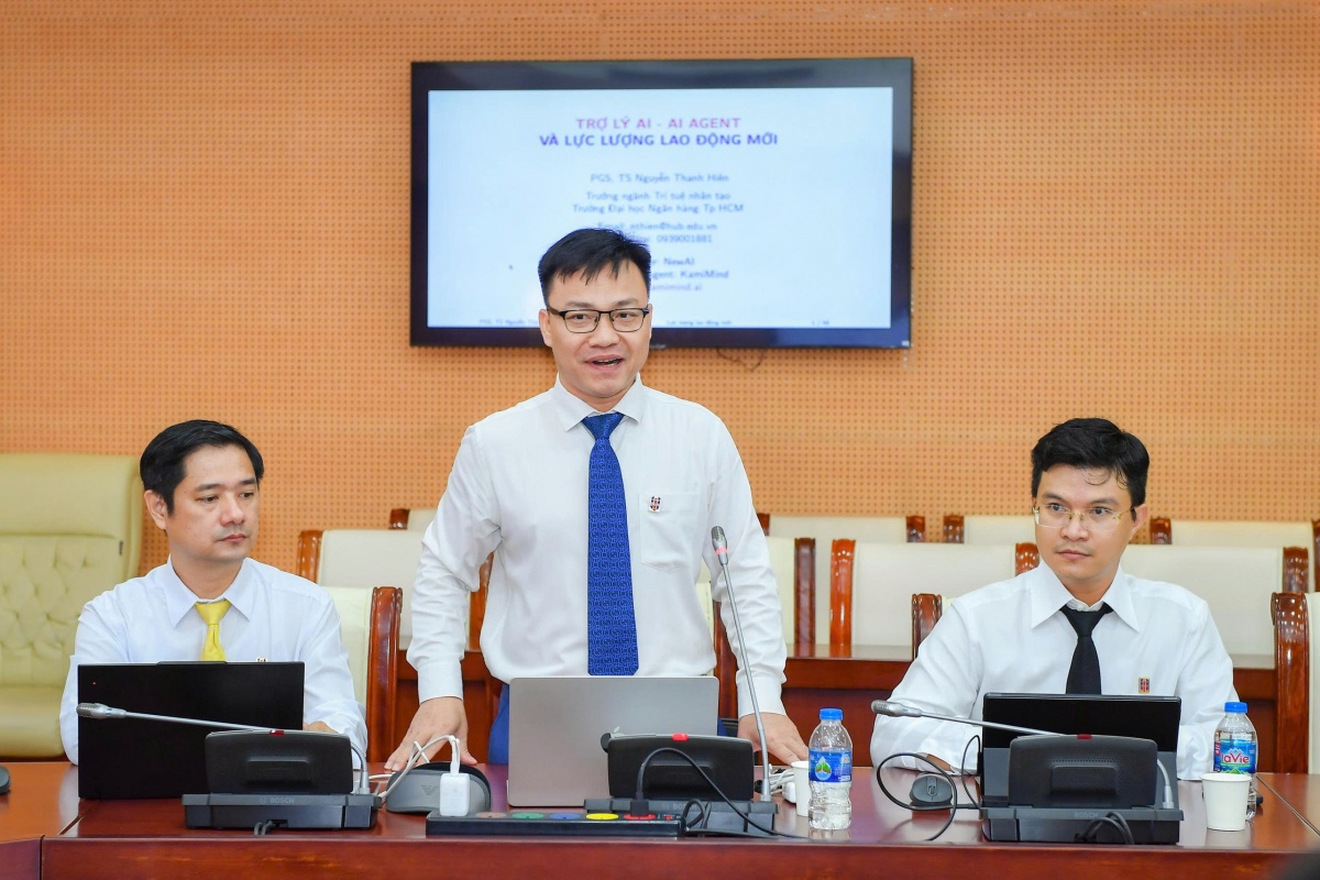 Bồi dưỡng chuyên đề về chiến lược số và ứng dụng AI cho lãnh đạo cấp Vụ và tương đương tại NHNN
