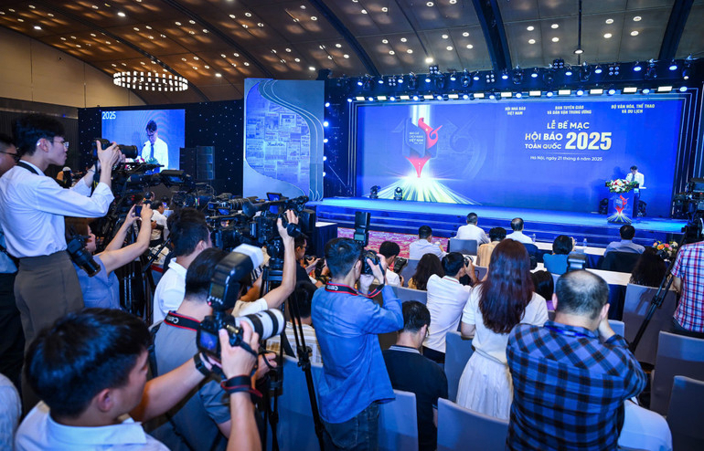 Hội Báo 2025 thể hiện rõ nét xu hướng chuyển đổi số trong báo chí 1 Toàn cảnh lễ bế mạc Hội báo toàn quốc 2025.