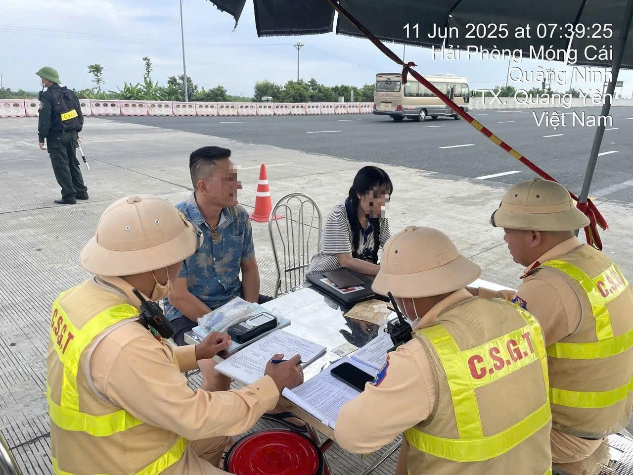 Nhiều trường hợp sử dụng điện thoại khi điều khiển phương tiện trên cao tốc 2 z6737707037348_52debcc4718444f0b818e4896b3ea46c.jpg