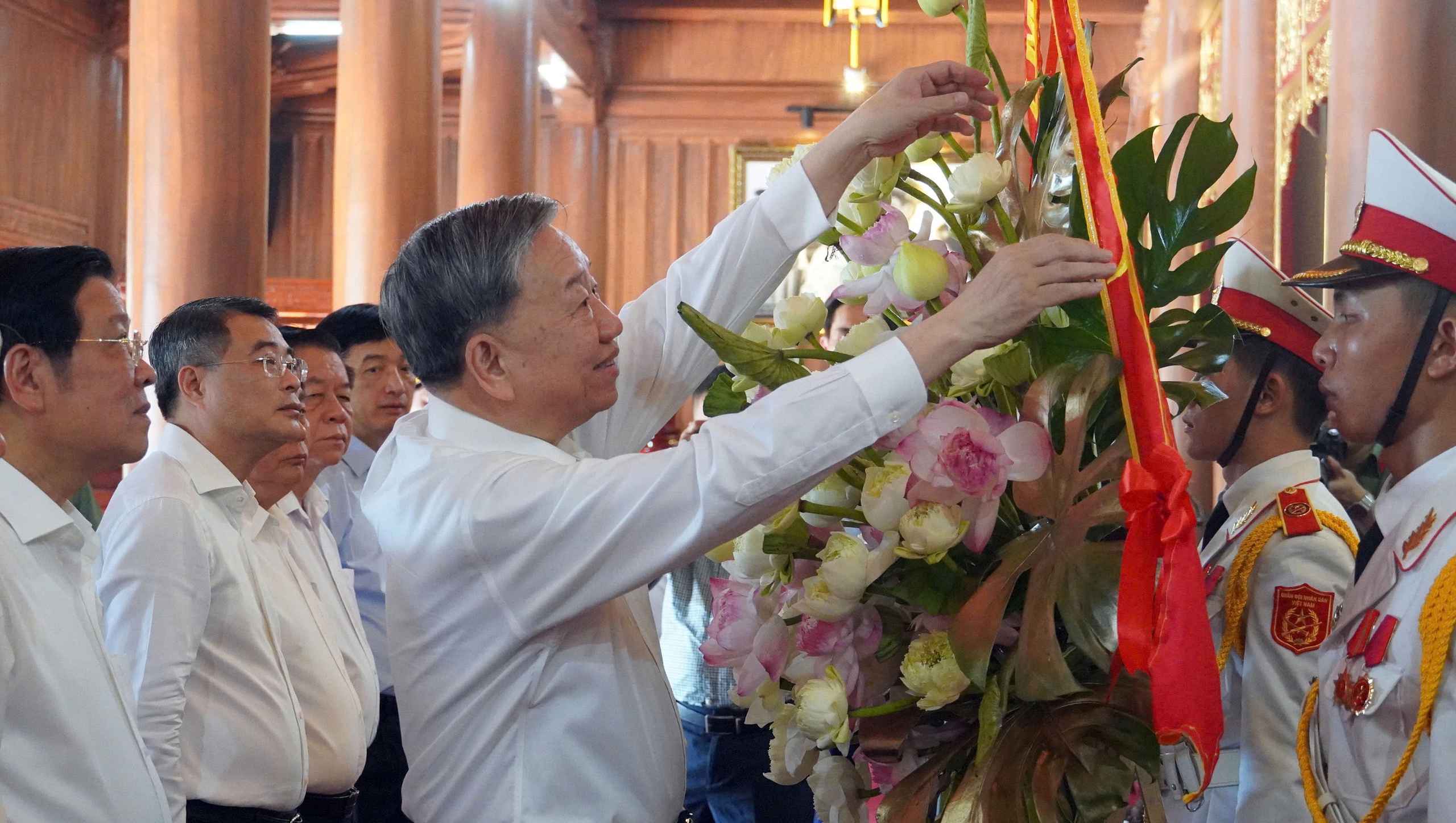 Tổng Bí thư Tô Lâm dâng hương tại Đền thờ Bác Hồ tại Quảng Bình- Ảnh 2.