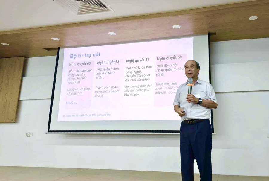 AI từ xu hướng đến "cộng sự" trong doanh nghiệp công nghệ Việt Nam 1 Giáo sư Hồ Tú Bảo tại sự kiện.