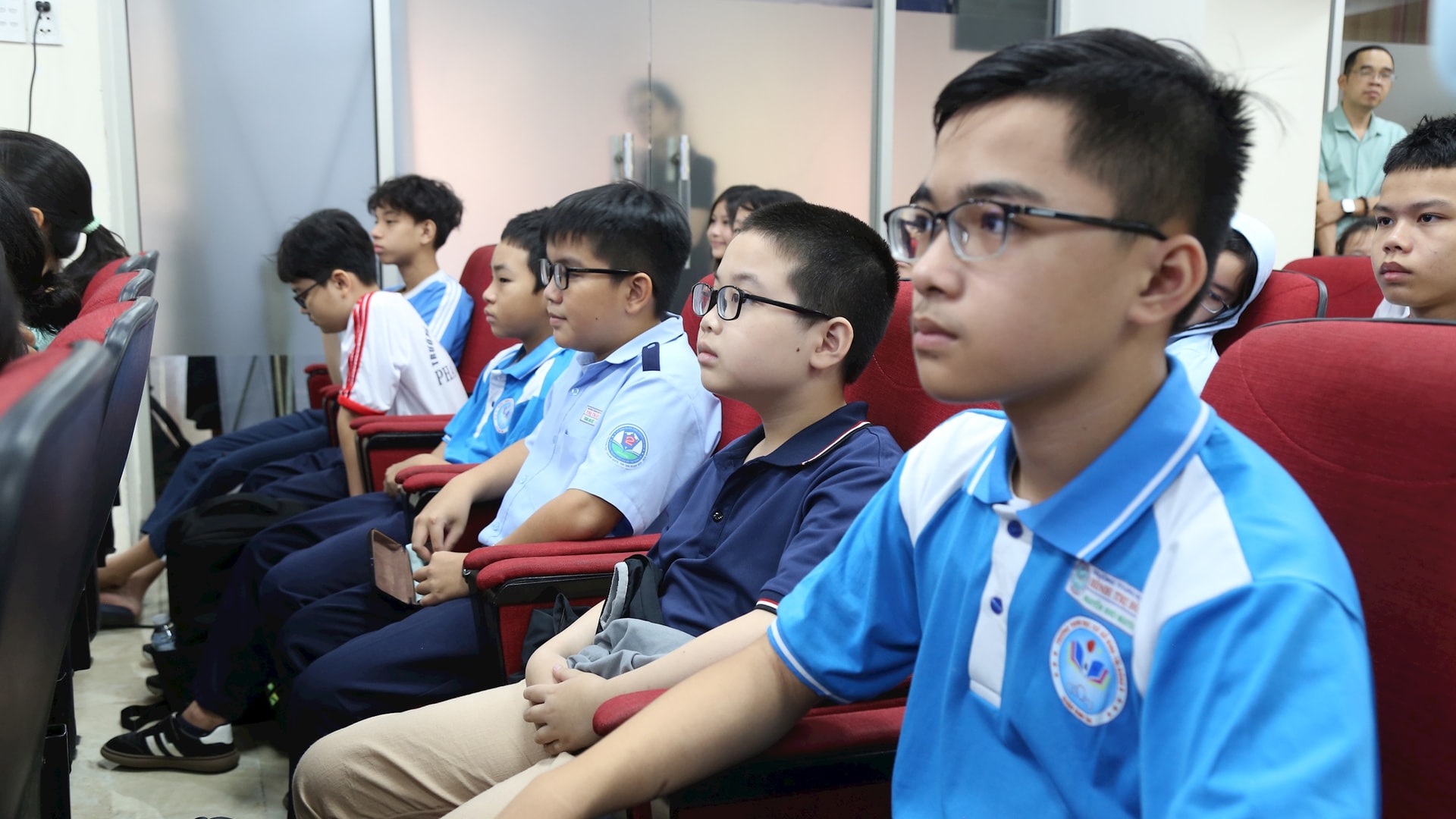 Các em học sinh tham dự lớp TP Hồ Chí Minh:Chương trình được kỳ vọng sẽ không chỉ trang bị kiến thức nền tảng và nâng cao về AI cho học sinh phổ thông, mà còn tạo nên một cộng đồng học sinh yêu thích, đam mê và có năng lực nghiên cứu, phát triển các ứng dụng AI trong tương lai gần. Với sự đầu tư bài bản về nội dung, sự tham gia của đội ngũ giảng viên uy tín, chương trình bồi dưỡng AI thí điểm năm 2025 sẽ là tiền đề để nhân rộng mô hình đào tạo AI cho học sinh phổ thông trên toàn địa bàn thành ph