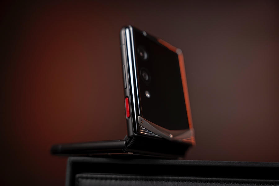 Cận cảnh Quantum Flip by Vertu 2 Quantum Flip là điện thoại gập mới của Vertu.