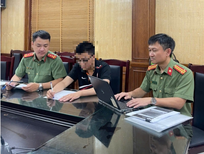 Công an làm việc với thí sinh vi phạm. Ảnh: Công an Hà Nội