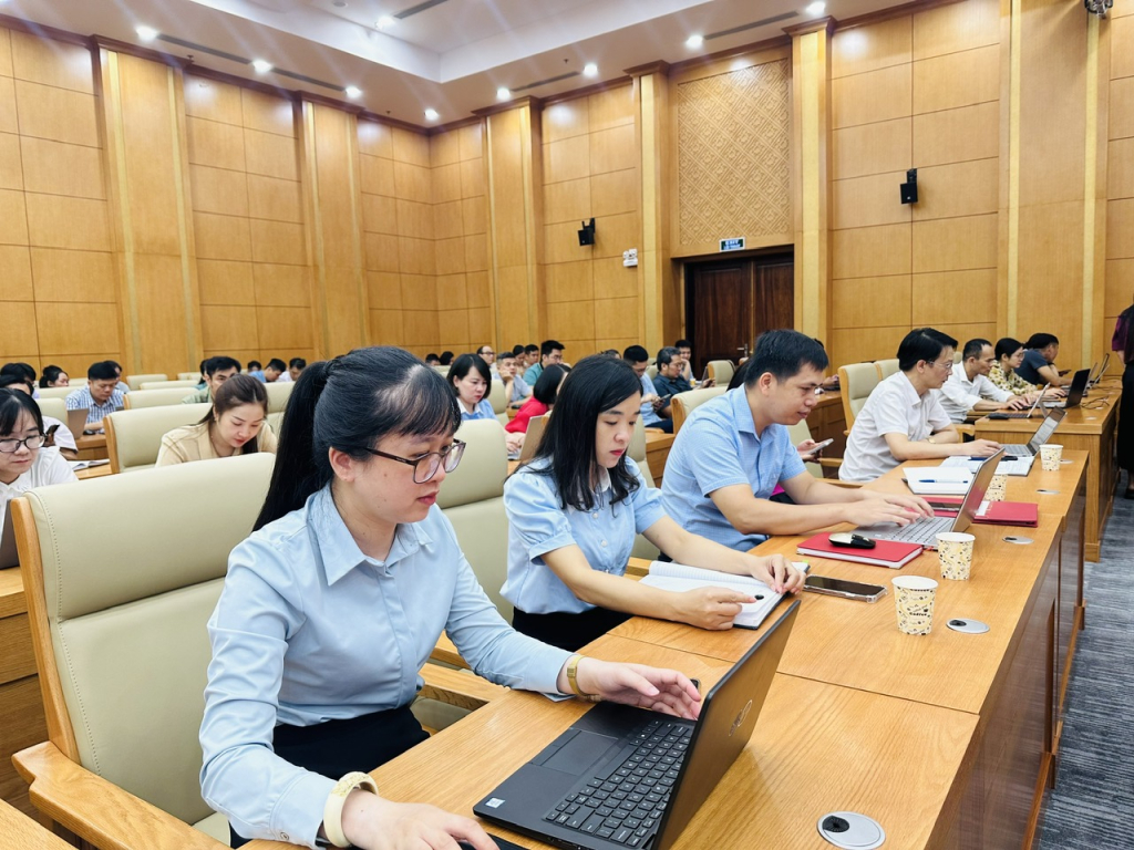 120 công chức, viên chức tập huấn sử dụng trí tuệ nhân tạo (AI) trong công việc 1 Các công chức, viên chức tham gia tập huấn sử dụng trí tuệ nhân tạo (AI) trong công việc.