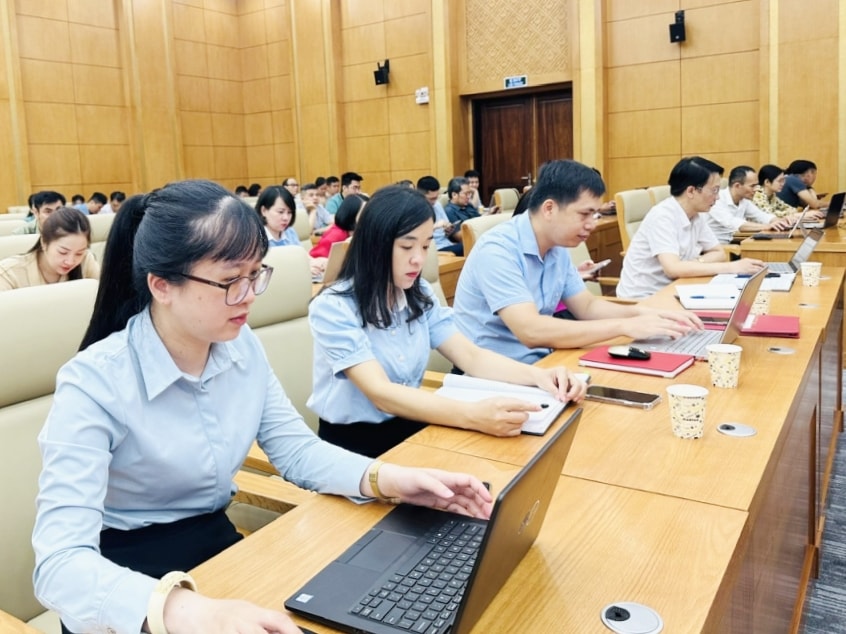 140712_cac_cong_chuc_vien_chuc_tham_gia_tap_huan_su_dung_tri_tue_nhan_tao_ai_trong_cong_viec_13480631.jpg