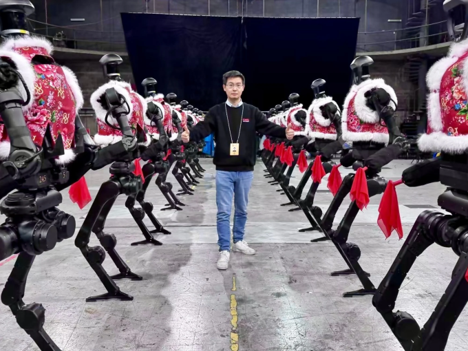 Robot hình người phản ánh tham vọng AI của Trung Quốc 3 Wang Xingxing, người sáng lập kiêm CEO Unitree Robotics bên cạnh dòng robot Unitree H1 trong sự kiện chào năm mới đầu năm nay. Ảnh: Weibo/Wang Xingxing