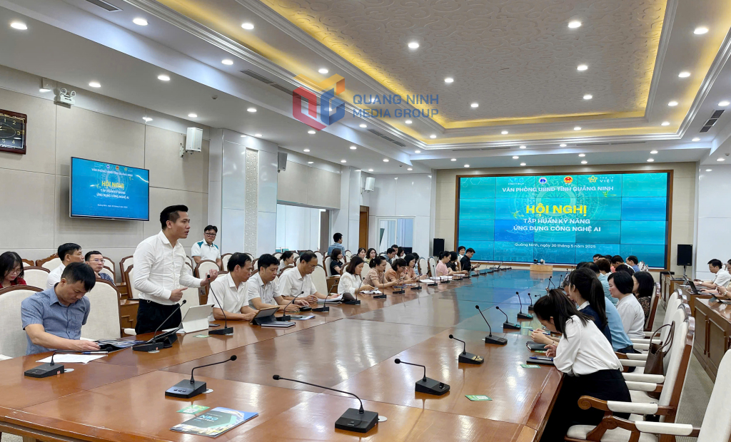 Văn phòng UBND tỉnh tập huấn sử dụng ứng dụng AI hỗ trợ xử lý công việc.