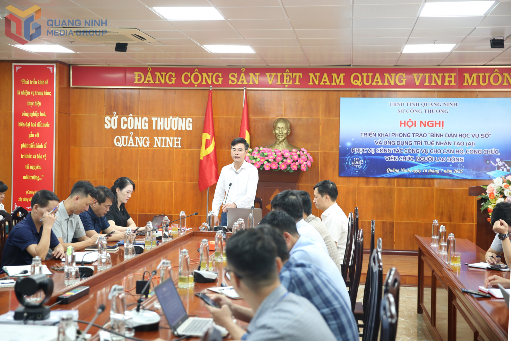 Sở Công Thương tổ chức hội nghị “Ứng dụng AI hiệu quả trong công tác quản lý nhà nước” 1 Báo cáo viên Phùng Danh Tú truyền đạt nội dung tập huấn về ứng dụng AI trong công tác quản lý nhà nước cho cán bộ, công chức, viên chức Sở Công Thương.