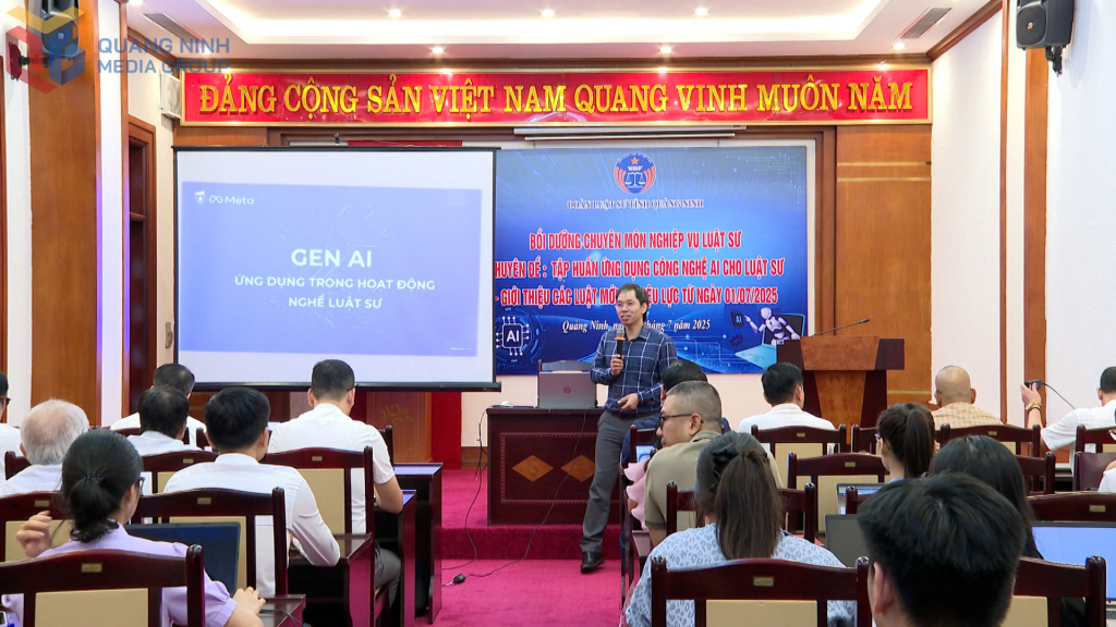 Quang cảnh lớp tập huấn luật sư về ứng dụng công nghệ AI và cập nhật văn bản mới hiệu lực từ ngày 1/7/2025.