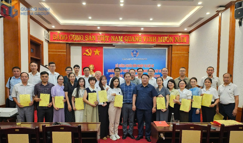 Luật sư Vũ Hữu Quý trao Giấy chứng nhận bồi dưỡng cho các luật sư.
