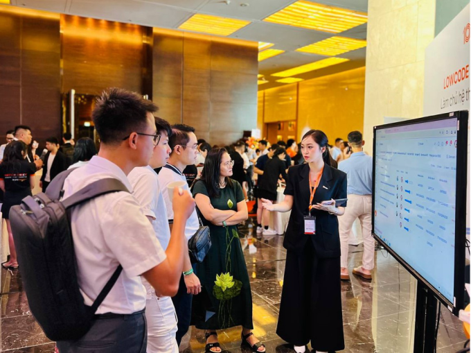 Nền tảng 1Office tích hợp AI Agents do người Việt phát triển 3 Chuyên viên 1Office (phải) tư vấn chuyên sâu cho khách hàng. Ảnh: 1Office