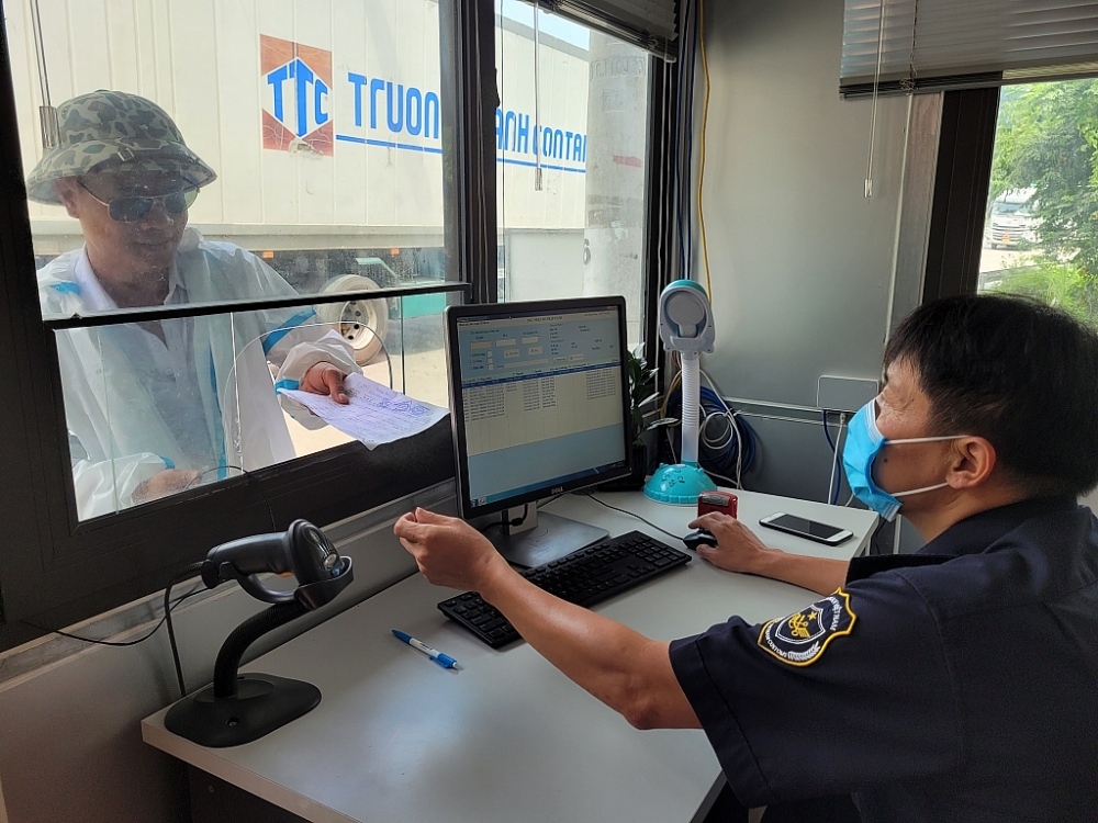 Công chức Hải quan Tân Thanh xử lý thủ tục cho phương tiện trên phần mềm quản lý phương tiện vận tải do đơn vị nghiên cứu và áp dụng. 	Ảnh: H.Nụ