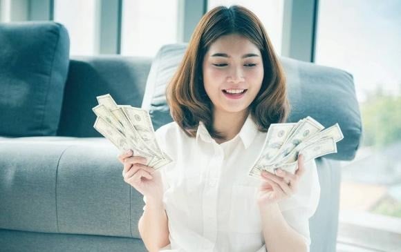 Tiểu Thiên – một phụ nữ tốt nghiệp đại học danh tiếng, từng làm việc tại công ty công nghệ lớn – luôn lo lắng mỗi khi nói đến chuyện kiếm nhiều tiền. 