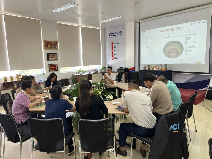 Doanh nghiệp nhỏ 'hồi sinh' nhờ bán hàng online 3 Một buổi tập huấn về thương mại điện tử tại commerceX. Ảnh: commerceX
