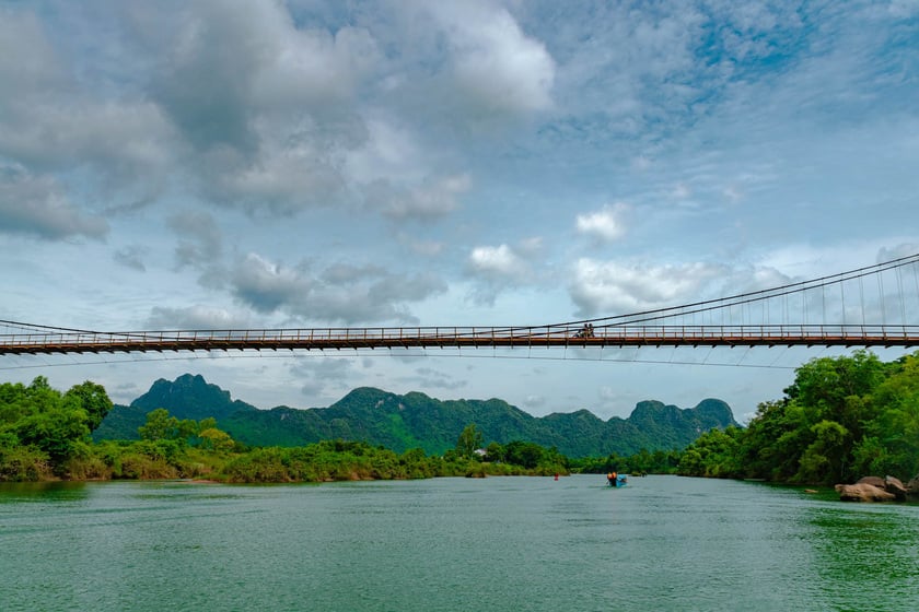 “Vén màn” vẻ đẹp của Quảng Bình 3 Sông Chày với màu nước xanh như ngọc bích soi bóng mây trời