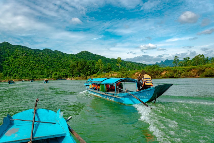“Vén màn” vẻ đẹp của Quảng Bình 2 Nhiếp Anh Cung ngồi thuyền xuôi dòng sông Chày khám phá vẻ đẹp thiên nhiên của vùng lõi VQG Phong Nha - Kẻ Bàng