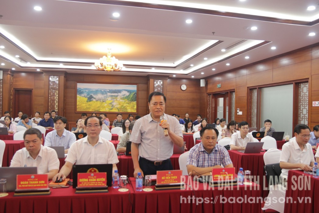 Đồng chí Hồ Tiến Thiệu, Phó Bí thư Tỉnh ủy, Chủ tịch UBND tỉnh phát biểu tại hội nghị tập huấn