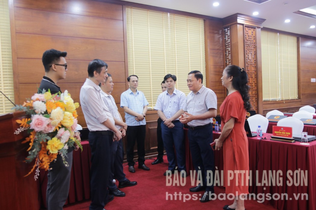 Đồng chí Hồ Tiến Thiệu, Phó Bí thư Tỉnh ủy, Chủ tịch UBND tỉnh cùng đại biểu trao đổi với các chuyên gia về AI bên lề hội nghị