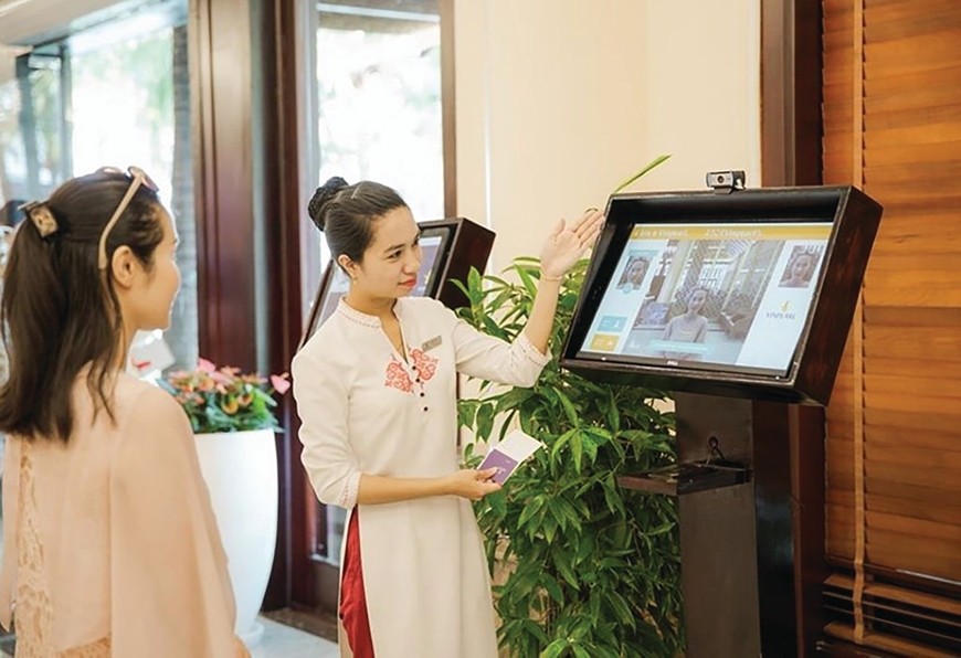 99% du khách Việt muốn dùng trí tuệ nhân tạo (AI) để lên kế hoạch du lịch - Báo và Đài Phát thanh Truyền hình Lạng Sơn 1 Vinpearl ứng dụng công nghệ nhận dạng khuôn mặt dựa trên nền trí tuệ nhân tạo, khách du lịch làm thủ tục check-in chỉ trong vài giây. Ảnh: diendandoanhnghiep.vn