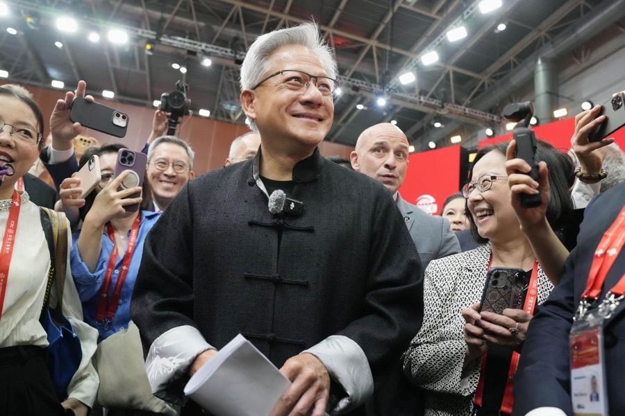 AI mã nguồn mở đang giúp DeepSeek và các công ty AI Trung Quốc đuổi kịp Silicon Valley như thế nào? 1 CEO của Nvidia, Jensen Huang, mặc áo khoác truyền thống của Trung Quốc, tham dự Triển lãm Chuỗi cung ứng Quốc tế Trung Quốc tại Bắc Kinh mới đây