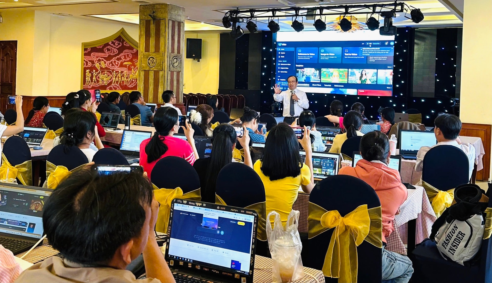 Nâng cao chất lượng quản lý và dạy học với AI 1 Cán bộ quản lý và giáo viên tham gia lớp bồi dưỡng “Nâng cao chất lượng quản lý và dạy học tại cơ sở giáo dục với AI”
