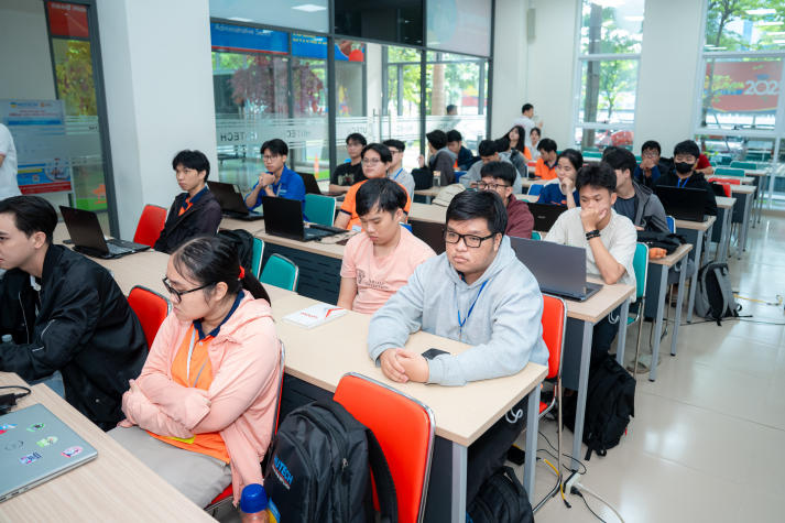 Sinh viên Công nghệ thông tin HUTECH nâng cao kỹ năng ứng dụng AI vào lập trình 37