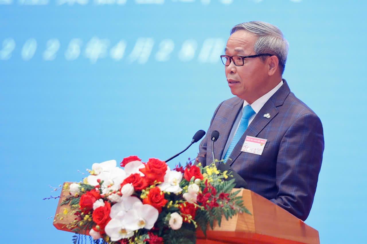CMC đầu tư Hyperscale Data Center, bệ phóng cho hệ sinh thái AI do người Việt làm chủ, sẵn sàng đón Big Tech 2 A person standing at a podium with flowersAI-generated content may be incorrect.