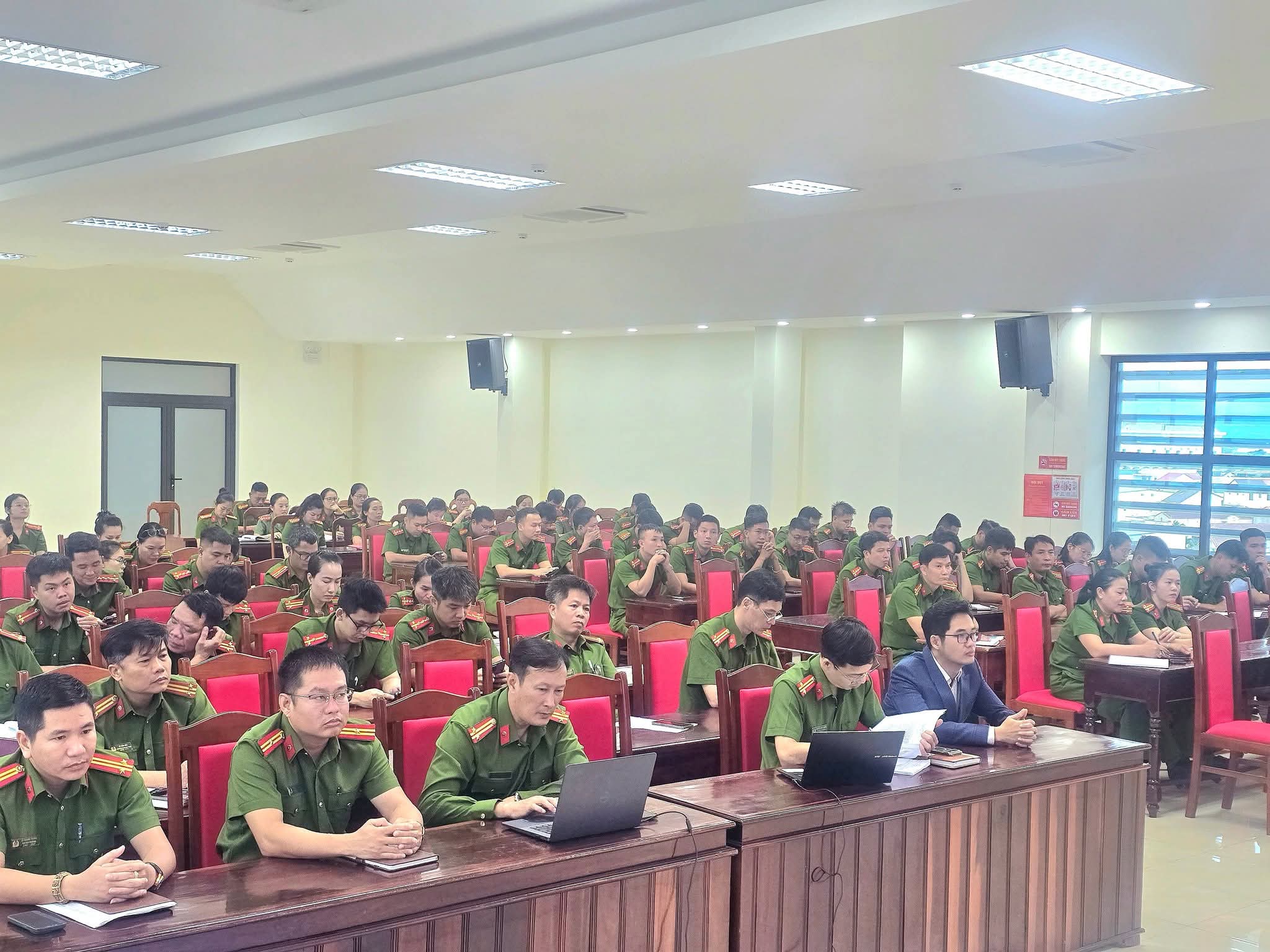 Công an phường Nam Đông Hà tăng cường ứng dụng AI nâng cao hiệu quả công việc 3 FB IMG 1753422164451