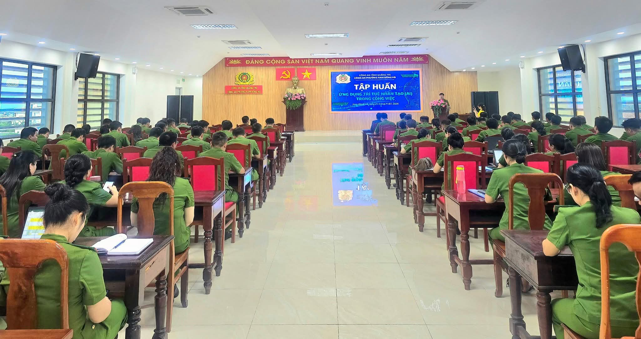 Công an phường Nam Đông Hà tăng cường ứng dụng AI nâng cao hiệu quả công việc 1 FB IMG 1753422170520