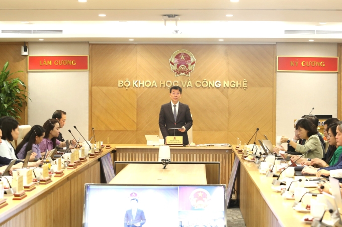 Khối chuyển đổi số luôn phải có tư duy ở tầm quốc gia 1 Bộ trưởng Nguyễn Mạnh Hùng làm việc với bốn đơn vị thuộc khối chuyển đổi số, sáng 11/7. Ảnh: Doãn Mạnh