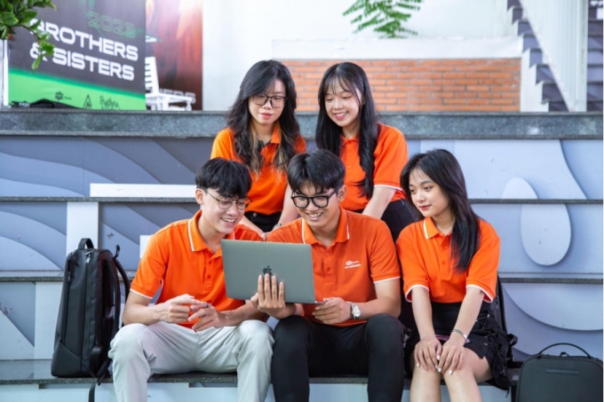 'Tư duy AI First giúp người trẻ tăng lợi thế cạnh tranh' 2 Sinh viên FPTU học tại khuôn viên trường. Ảnh: FPTU