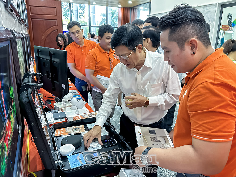 FPT Cà Mau cung cấp các giải pháp số đến lãnh đạo tỉnh, sở ngành, địa phương.