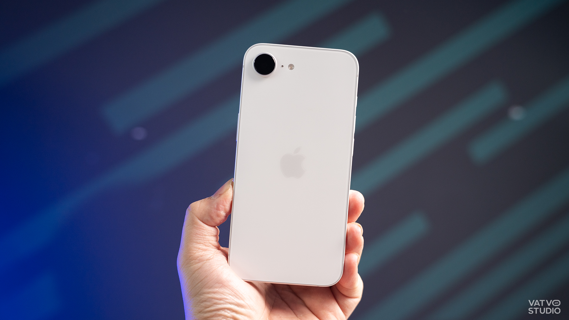 iPhone 16 Series sau 9 tháng, đâu sẽ là lựa chọn đáng tiền nhất? 5 Tren tay iPhone 16e chinh hang 3 1