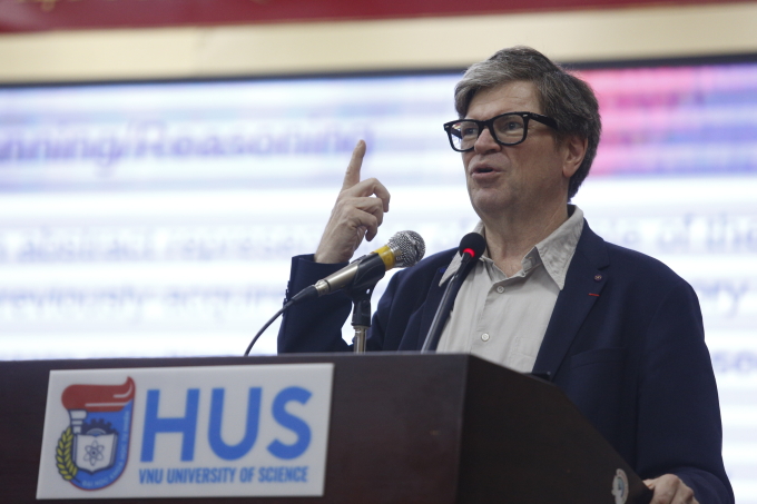 Giám đốc khoa học AI của Meta Yann Lecun, chia sẻ trước các sinh viên tại Đại học Khoa học Tự nhiên, Đại học Quốc gia Hà Nội, tháng 12/2024. Ảnh: Lưu Quý
