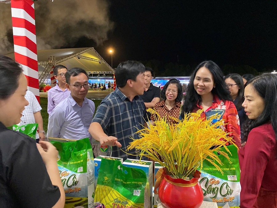 Nỗ lực thúc đẩy hệ sinh thái TMĐT bền vững tại Việt Nam đang được Cục Thương mại điện tử và Kinh tế số, Bộ Công Thương (TMĐT&KTS) tích cực triển khai thông qua nhiều chương trình hành động cụ thể Nỗ lực thúc đẩy hệ sinh thái TMĐT bền vững tại Việt Nam đang được Cục Thương mại điện tử và Kinh tế số, Bộ Công Thương (TMĐT&KTS) tích cực triển khai thông qua nhiều chương trình hành động cụ thể