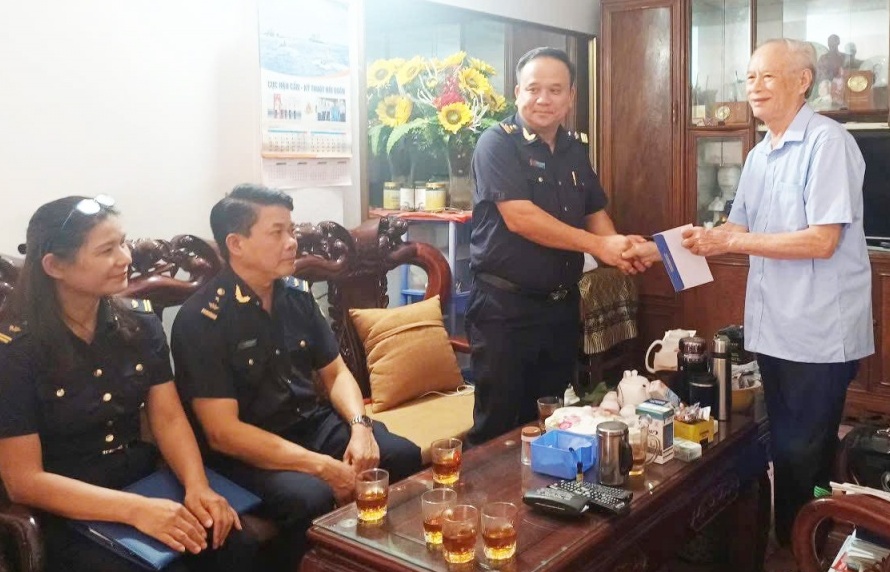 Hải quan khu vực III tổ chức các hoạt động tri ân trên đất thiêng Quảng Trị 1 Hải quan khu vực XVI tặng quà gia đình chính sách ở Cao Bằng