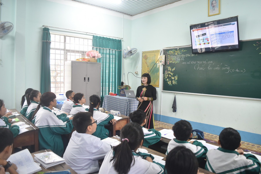 Cô Nguyễn Ngọc Thúy - giáo viên Trường THCS Phan Chu Trinh, phường Buôn Ma Thuột (Đắk Lắk) tích cực ứng dụng AI vào các tiết dạy. (Ảnh: NA) anh-1-ai-giao-duc.jpg