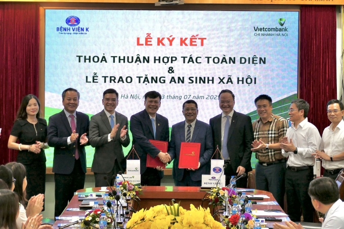Ông Lê Văn Quảng, Giám đốc Bệnh viện K (thứ 5 phải qua) và ông Lê Ngọc Thái, Giám đốc Vietcombank Hà Nội (thứ 4 từ phải qua) bắt tay tại lễ ký hợp tác. Ảnh: Vietcombank