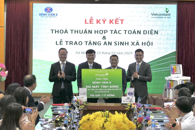 Ông Lê Ngọc Thái, Giám đốc Vietcombank Hà Nội trao tặng biểu trưng 100 máy tính bảng trị giá 1 tỷ đồng cho đại diện Bệnh viện K. Ảnh: Vietcombank
